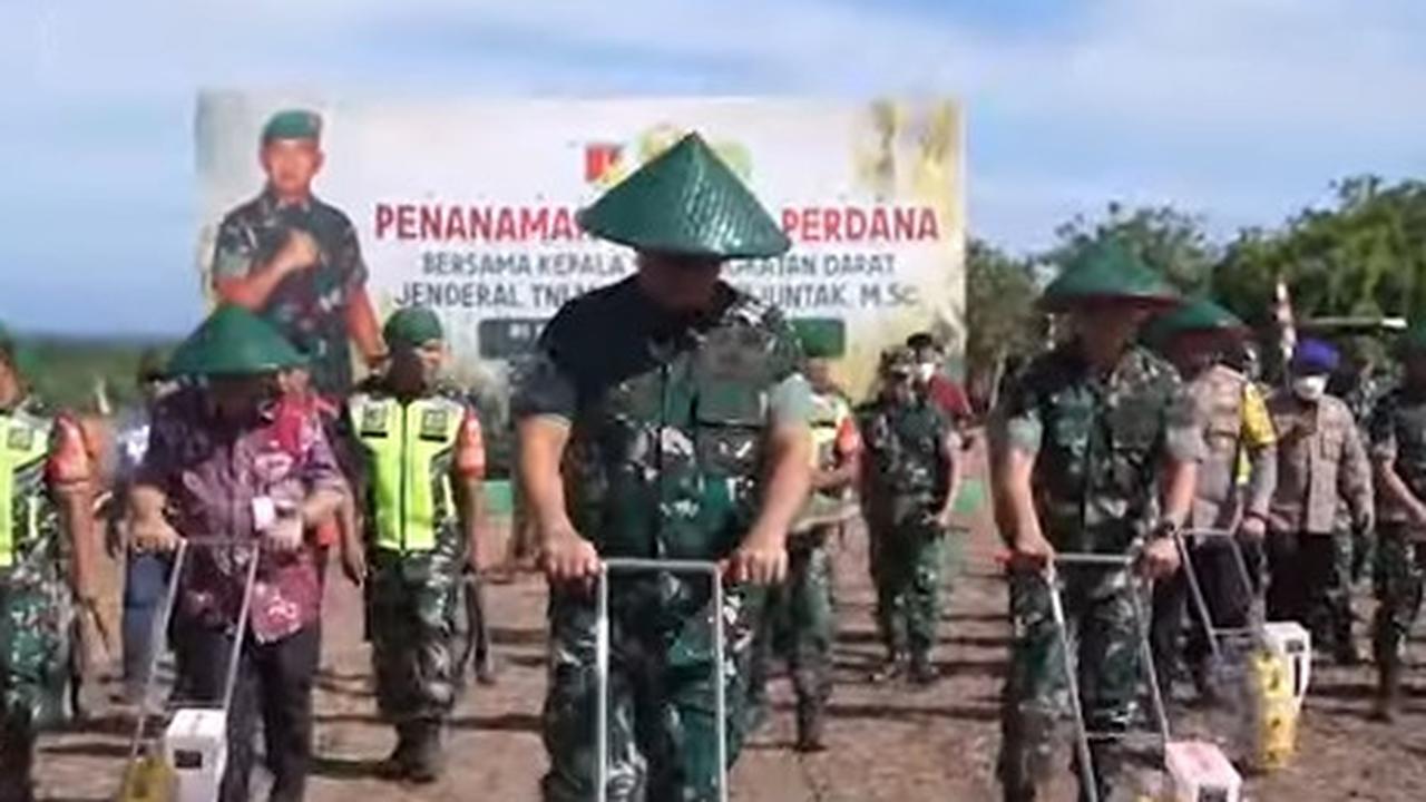 Turun Langsung ke kebun Berseragam Lengkap Kasad Pakai Topi Caping Tanam Jagung Untuk Swasembada Pangan