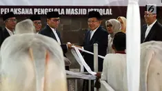 Wakil Presiden Jusuf Kalla bersama Istri, Mufidah Kalla menyerahkan Hewan Kurban sapi kepada pengurus Masjid Istiqal, Jakarta, Jumat (1/9). Presiden dan Wakil Presiden RI masing-masing menyerahkan satu ekor sapi ongole. (Liputan6.com/Johan Tallo)