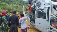 TNI AL mengirimkan bantuan untuk korban gempa di wilayah terisolasi di Majene menggunakan dua buah helikopter. (Foto: Liputan6.com/Abdul Rajab Umar)