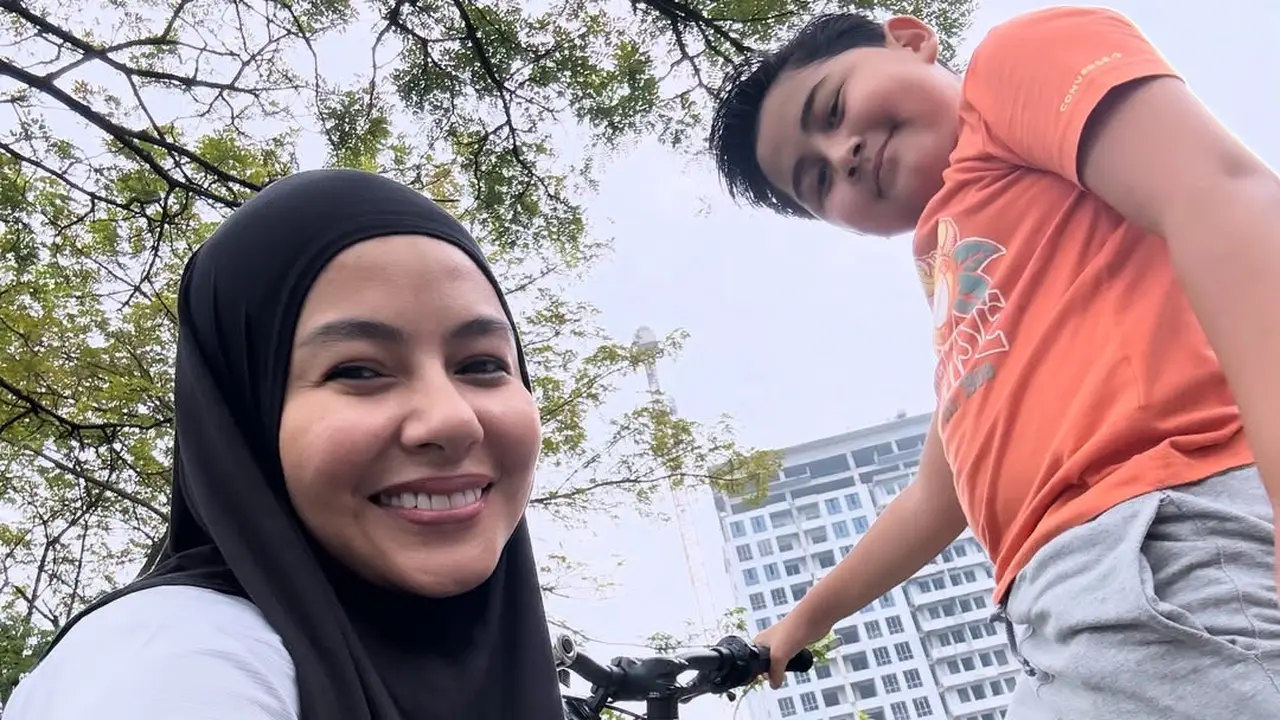 Meisya Siregar & Bambang anaknya