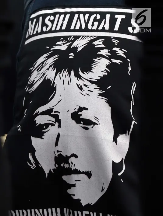 Peserta menggunakan kaos bergambar aktivis Munir saat aksi Kamisan ke-571 di depan Istana Negara, Jakarta, Kamis (24/1). Mereka meminta pemerintah segera menuntaskan penyelesaian kasus pelanggaran HAM masa lalu. (Liputan6.com/Helmi Fithriansyah)