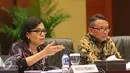 Menkeu Sri Mulyani Indrawati (kiri) saat memberikan keterangan terkait hasil Tax Amnesty tahap I di Kemenkeu, Jakarta, Jumat (14/10). Kemenkeu berencana mendata jumlah PNS yang ada di Indonesia. (Liputan6.com/Angga Yuniar)