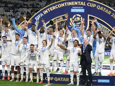 Real Madrid sukses menjuarai FIFA Intercontinental Cup 2024 usai mengalahkan Pachuca. Pertandingan digelar di Lusail Stadium, Kamis (19/12/2024) dini hari WIB. Los Blancos tampil dominan dengan kemenangan telak 3-0. (AP Photo/Hussein Sayed)