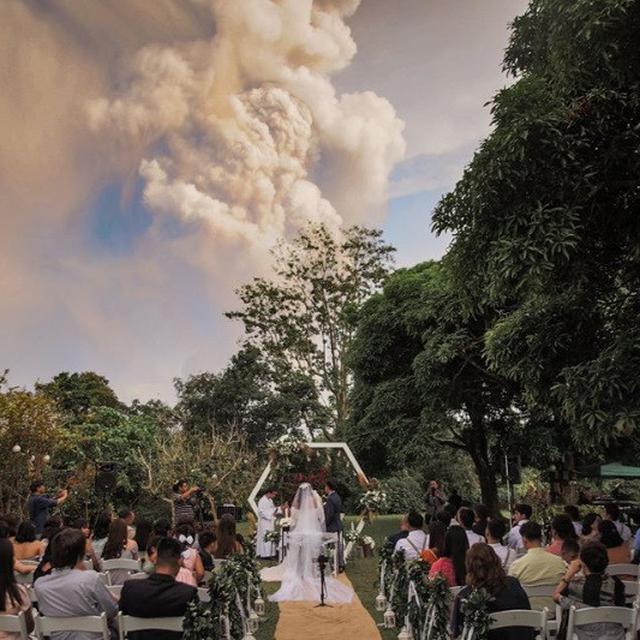 menikah di tengah erupsi gunung Taal