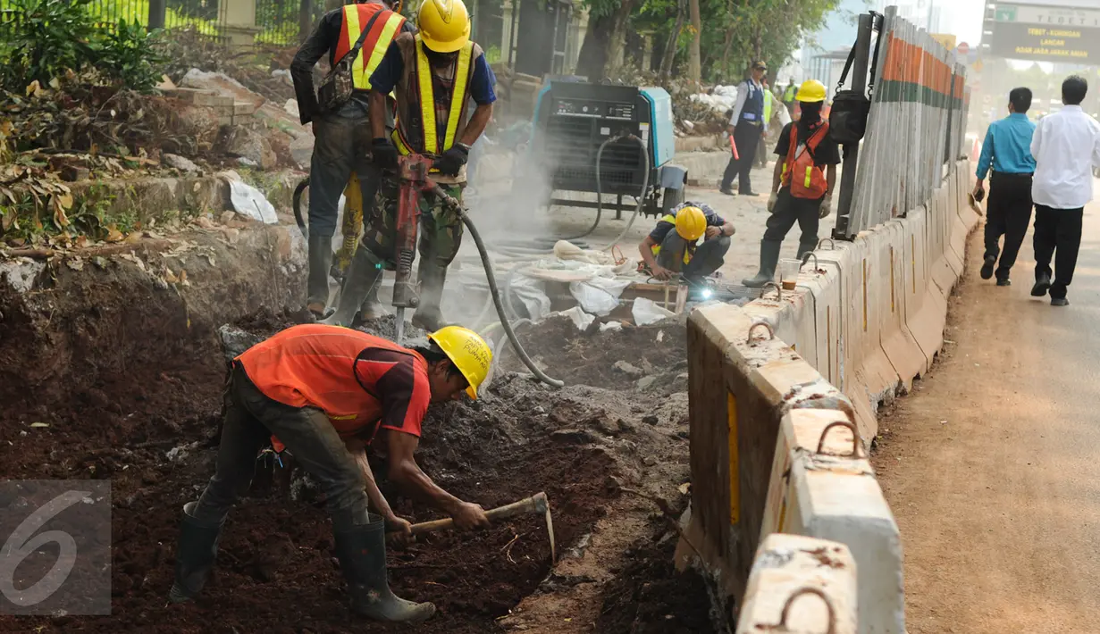 Pekerja menyelesaikan pengerjaan pembangunan flyover Pancoran, Jakarta, Selasa (11/4). Pembangunan flyover ditargetkan rampung pada Desember 2017. (Liputan6.com/Yoppy Renato)