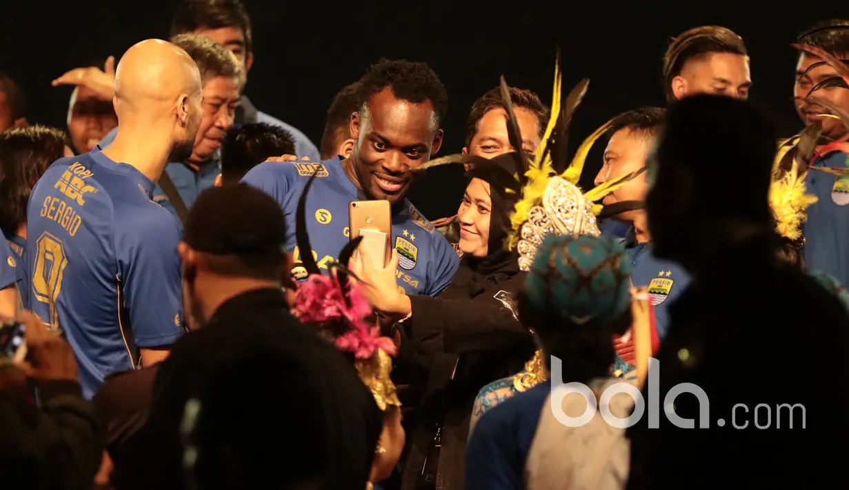 Michael Essien berfoto bersama fans usai peluncuran tim di Stadion Siliwangi, Bandung, Minggu (2/4/2017). Peluncuran tim ini menandai kesiapan Persib menghadapi Liga 1 Indonesia. (Bola.com/Nicklas Hanoatubun)