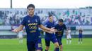 Pemain Persita Tangerang, Hokky Caraka, melakukan selebrasi setelah mencetak gol ke gawang Persik Kediri dalam laga lanjutan BRI Super League 2025/2026 di Stadion Indomilk Arena, Minggu (21/12/2025) sore WIB. (Bola.com/ M Iqbal Ichsan)