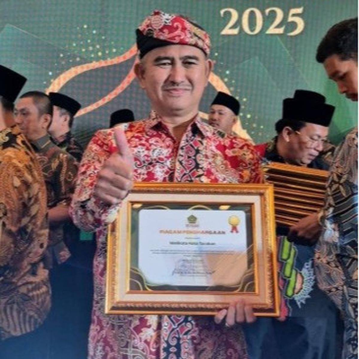Wali Kota Tarakan Khairul Menerima Penghargaan Penerangan Agama Islam atau PENAIS Award 2025
