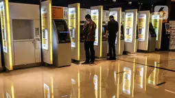 Sejumlah orang memanfaatkan mesin anjungan tunai mandiri (ATM) di Jakarta, Senin (25/1/2020). Kinerja kredit perbankan pada 2021 diperkirakan tumbuh positif sebesar 7,3 persen secara tahunan (year-on-year/yoy). (Liputan6.com/Johan Tallo)