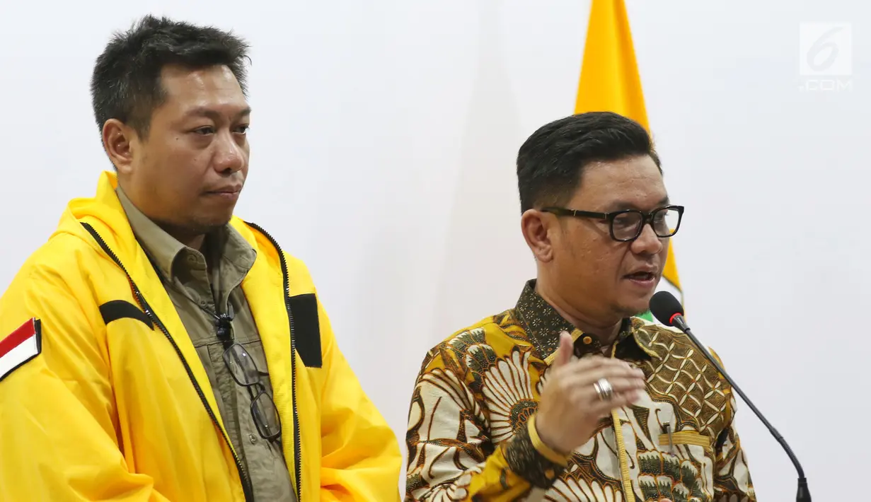 Ketua DPP Partai Golkar Ace Hasan Syadzily memberi keterangan pers terkait pemberhentian dan pengisian jabatan di Jakarta, Selasa (19/3). Erwin Aksa diberhentikan karena mendukung paslon capres-cawpres nomor urut 02. (Liputan6.com/Johan Tallo)