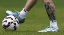 Tato di kaki Lionel Messi saat Argentina menggelar latihan jelang perempatfinal Copa America 2015. Selasa (24/6). (REUTERS/Marcos Brindicci)