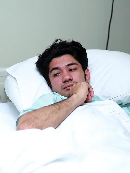 Ia mengakui saat itu ingin cepet menyelesaikan proses syuting. Karena maksain itu, membuat pemeran Habibie dalam Ainun & Habibie ini akhirnya drop. (Deki Prayoga/Bintang.com)