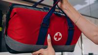 Ilustrasi emergency kit, first aid kit, tas siaga bencana. (Photo by Mikhail Nilov from Pexels)