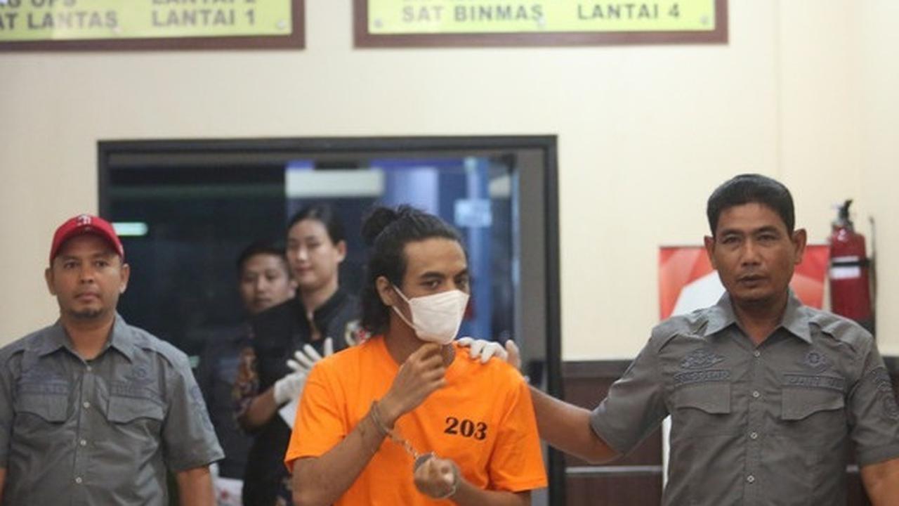 "Untuk modus operandinya yaitu relasi kuasa dan tipu daya. Kemudian, barang buktinya sudah kami amankan ialah hasil pemeriksaan visum, kemudian keterangan saksi, keterangan saksi ahli, kemudian handphone milik saksi," katanya.