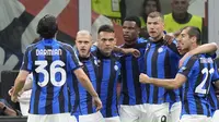 Ekspresi para pemain Inter Milan merayakan gol yang dicetak Edin Dzeko ke gawang AC Milan pada leg pertama Liga Champions 2022/2023 di Stadion San Siro, Kamis (11/5/2023) dini hari WIB. (AP Photo/Luca Bruno)