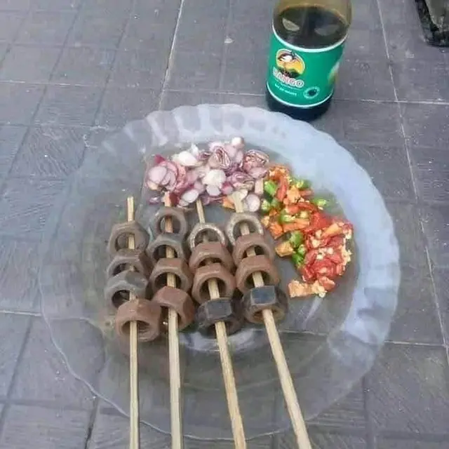 6 Momen Apes ketika Bakar Sate Daging Kurban Ini Bikin Senyum Tipis