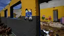 Reruntuhan sekolah yang terbengkalai di kawasan Pinheiro Maceio, negara bagian Alagoas, Brasil, 6 Maret 2022. Sekolah tersebut terbengkalai karena ancaman penurunan tanah akibat tambang Braskem yang memaksa lebih dari 55 ribu orang mengungsi dari rumah mereka rumah di Maceio. (AP Photo/Eraldo Peres)