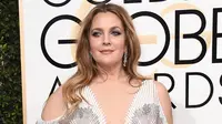 Aktris Drew Barrymore turut memeriahkan karpet merah Golden Globe Awards 2017 di California, Minggu (8/1). Gaun berleher rendah nuansa metalik rancangan dari Monique Lhuillier menjadi pilihan Drew Barrymore.  (Photo by Jordan Strauss/Invision/AP)