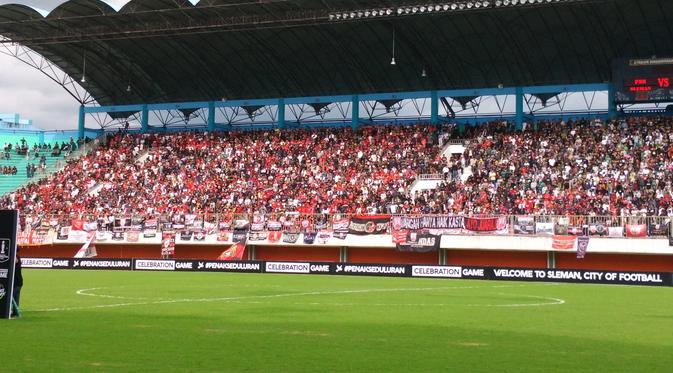 Ribuan suporter Persis Solo saat memadati tribune timur Stadion Maguwoharjo. (Bola.com/Vincentius Atmaja)    