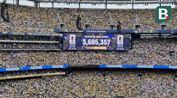 Layar videotron raksasa menampilkan rekor kehadiran 3.605.357 penonton selama Piala Dunia 2026 saat laga Ekuador melawan Jerman di MetLife Stadium, New York New Jersey, AS, Kamis (25/6/2026). Pencapaian tersebut diumumkan FIFA di tengah antusiasme puluhan ribu suporter yang memadati stadion. (KLY Sports/Hery Kurniawan)