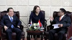 Ketua DPD Oesman Sapta Odang (kanan) berbincang dengan Ketua Parlemen Korea Selatan Moon Hee-sang (kiri) di Senayan, Jakarta, Jumat (14/9). Moon merupakan Ketua Parlemen Korea Selatan yang baru terpilih. (Liputan6.com/JohanTallo)