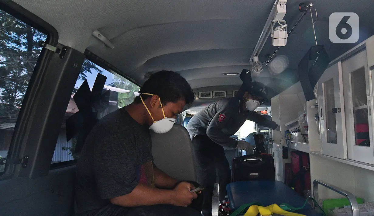 Pekerja dirumah terjangkit virus corona  yang masih bertahan saat dievakuasi di Depok, Jawa Barat, Senin (2/3/2020). Dinkes Depok mengevakuasi pekerja dirumah terjangkit virus corona untuk di bawa ke RSPI Sulyanti Saroso guna dilakukan pengecekan lebih lanjut. (Liputan6.com/Herman Zakharia)