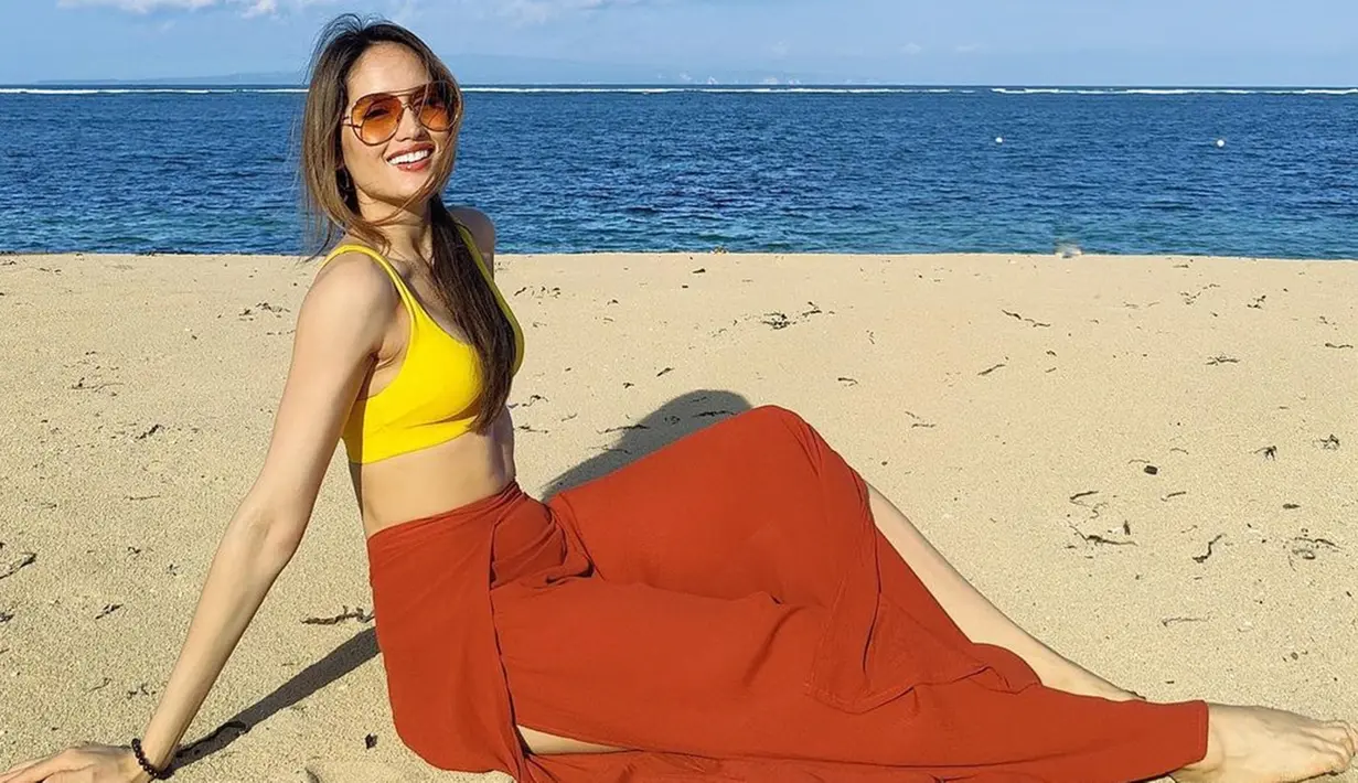 Cinta Laura pun tampak duduk santai di pinggir pantai. Keindahan pantai yang memanjakan mata, suara ombak, suara angin hingga pasir pantai memberikan ketenangan untuk kembali mengisi energi sebelum memulai hal baru. (Liputan6.com/IG/@claurakiehl)