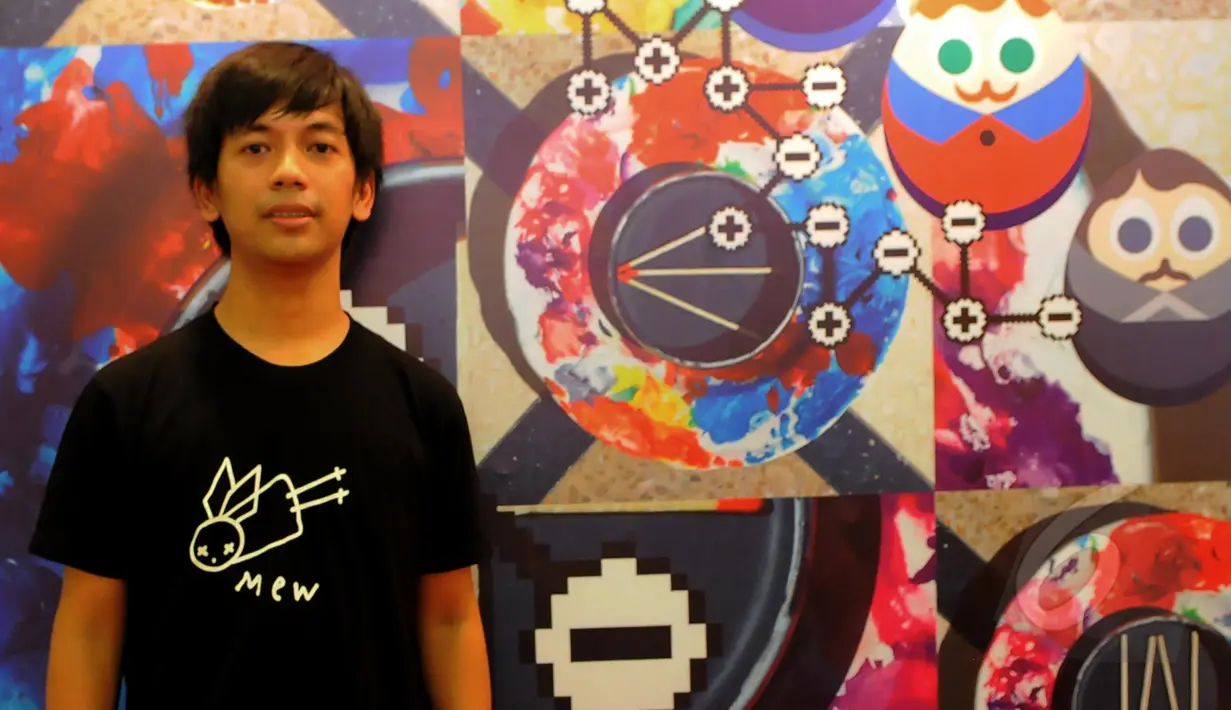 Personel band d'Masiv, Rian terlihat bersiap untuk menonton konser Mew di Skenoo Hall, Gandaria City, Jakarta, Selasa (31/3/2015). (Liputan6.com/Faisal R Syam)