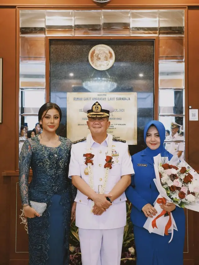 7 Potret Awkarin Tampil Anggun Berkebaya Navy Dampingi Sang Ayah dalam Pelantikan Jabatan Baru (credit: instagram.com/narinkovilda).