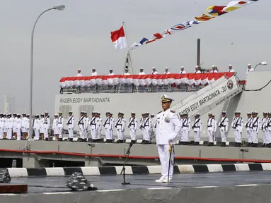 Menteri Pertahanan Ryamizard Ryacudu memimpin upacara di Kompleks Satuan I Koarmabar Pondok Dayung, Tanjung Priok, Jakarta, Jumat (7/4). Kehadiran Ryamizard untuk meresmikan KRI Raden Eddy Martadinata 331. (Liputan6.com)