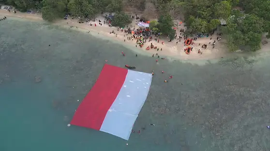 Bendera Merah Putih Raksasa Membentang di Selat Sunda