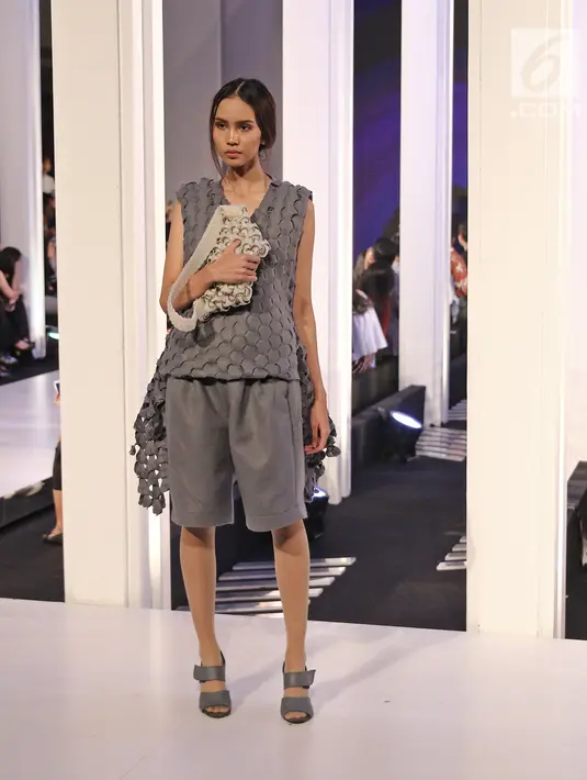 Model memperagakan busana karya perancang Byo bertajuk Runway Hits dalam Fashion Nation 2018 di Senayan City, Jakarta, Sabtu (21/4/). Puncak acara Fashion Nation 2018 menghadirkan Runway Hits dengan mengangkat tema I.AM.NOW. (Liputan6.com/Herman Zakharia)