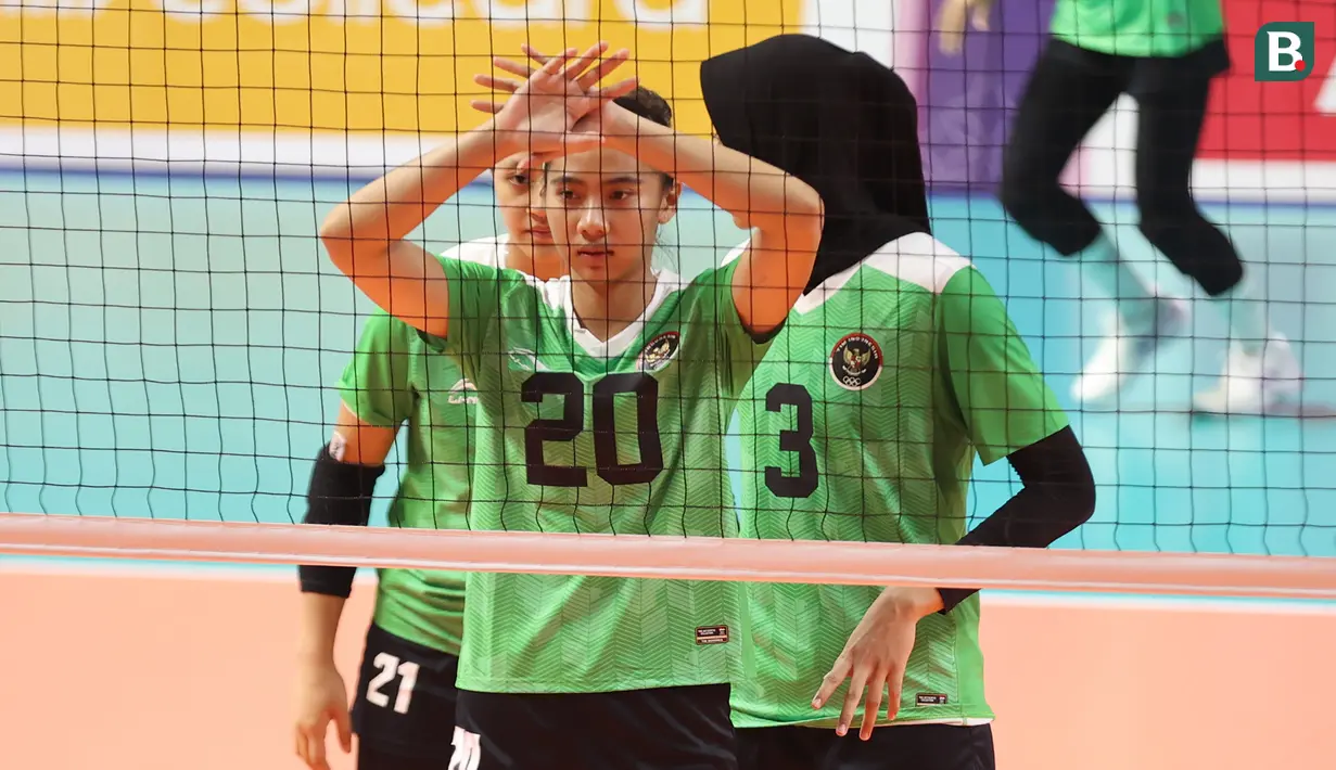 Pemain bola voli putri Indonesia, Shintia Alliva Mauludina bersiap di depan net saat menghadapi Myanmar pada laga ketiga Grup A SEA Games 2023 di Olympic Complex Indoor Stadium, Phnom Penh, Kamboja, Kamis (11/5/2023). Tim bola voli putri Indonesia menang 3-0 (25-9, 25-9, 25-15). (Bola.com/Abdul Aziz)
