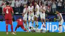 Para pemain Timnas Georgia berusaha memblok bola tendangan bebas dari pemain Timnas Turki pada laga matchday pertama Grup F Euro 2024 di Westfalenstadion, Dortmund, Jerman, Selasa (18/6/2024). (AP Photo/Martin Meissner)