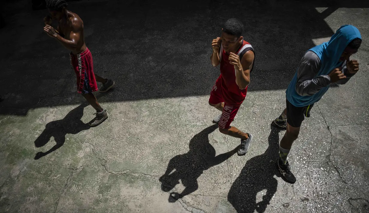 Petinju berlatih di sasana tinju Rafael Trejo di Old Havana, Rabu (6/4/2022). Kuba melarang tinju profesional tak lama setelah revolusi 1959, tetapi petinju akan diizinkan bertarung secara profesional lagi untuk pertama kalinya di bawah kesepakatan dengan promotor Meksiko. (AP Photo/Ramon Espinosa)