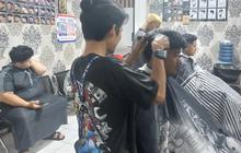 Cerita Pengusaha Barbershop di Cirebon Kebanjiran Pelanggan Jelang Lebaran 2025
