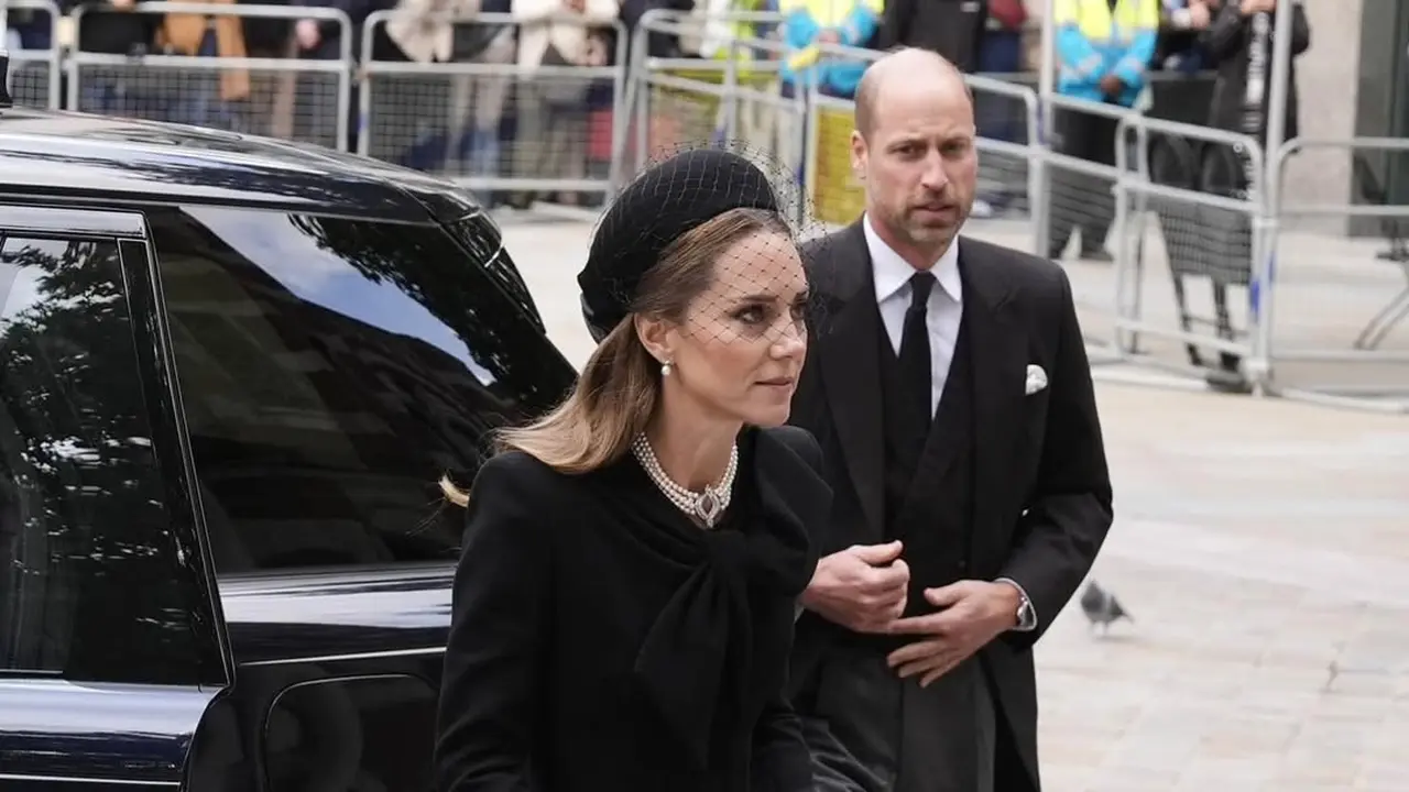 Kate Middleton Tampil Anggun Kalem di Pemakaman Duchess of Kent, Kenakan Kalung Mutiara dan Tas Chanel Vintage
