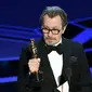 Kemenangan Gary Oldman sebagai Best Actor ternyata mengundang kontroversi. Mantan istri Gary pun melakukan protes keras akan hal itu. (MARK RALSTON / AFP)