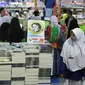 Sejumlah orang memadati pameran Islamic Book Fair 2016 di Jakarta, Selasa (1/3). Ratusan penerbit meramaikan pameran buku keislaman terbesar di Indonesia itu dengan penawaran diskon mulai dari 20%-80%. (Liputan6.com/Angga Yuniar)