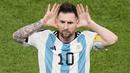 Pemain Argentina, Lionel Messi merayakan gol kedua timnya ke gawang Belanda yang dicetak melalui eksekusi tendangan penalti saat perempat final Piala Dunia 2022 yang berlangsung di Stadion Lusail, Jumat (09/12/2022) waktu setempat. Laga yang awalnya imbang 2-2 hingga extratime 2x15 menit, dimenangkan oleh Argentina pada babak adu penalti dengan skor 4-3. (AP/Ariel Schalit)
