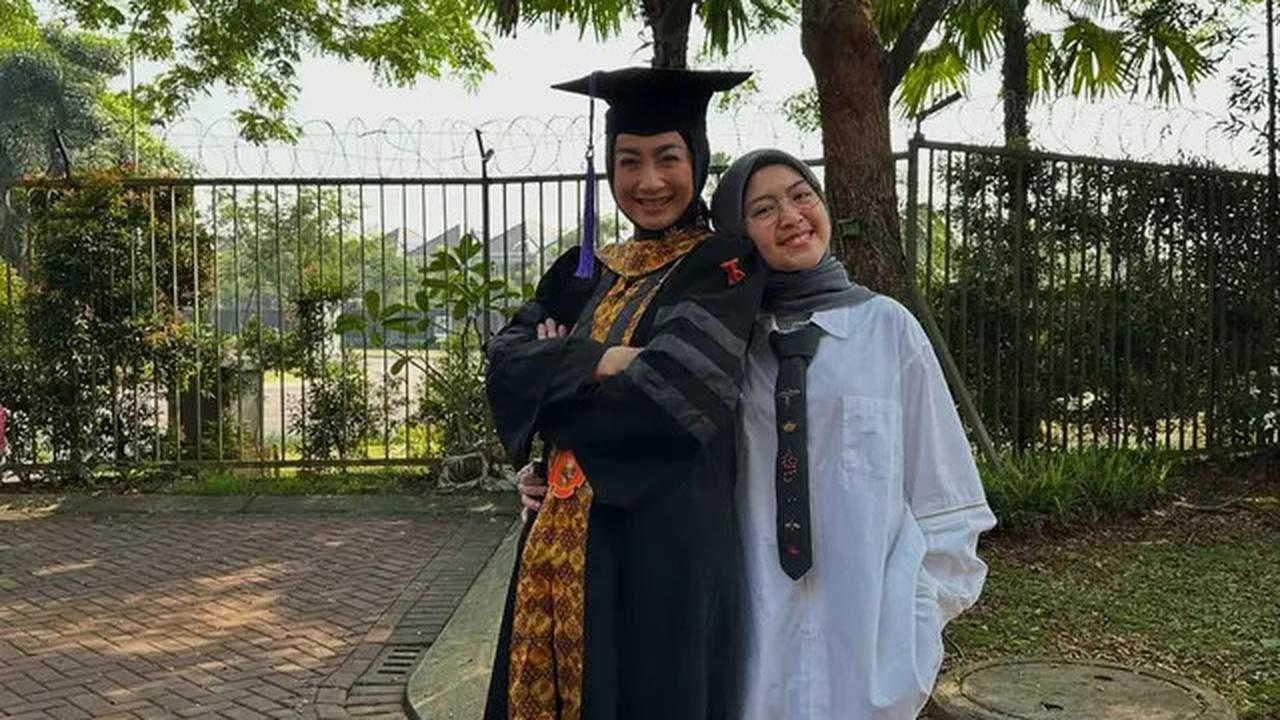 Potret Desy Ratnasari Wisuda S3, Resmi Menyandang Gelar Doktor