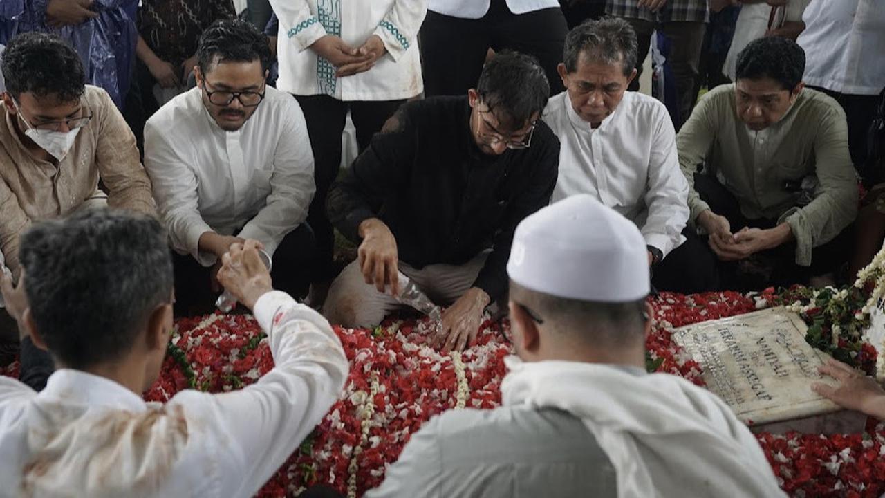 Unggahan Terbaru Najwa Shihab Usai Suami dan Anak Satu Liang Kubur: Kini Mereka Saling Berdekapan