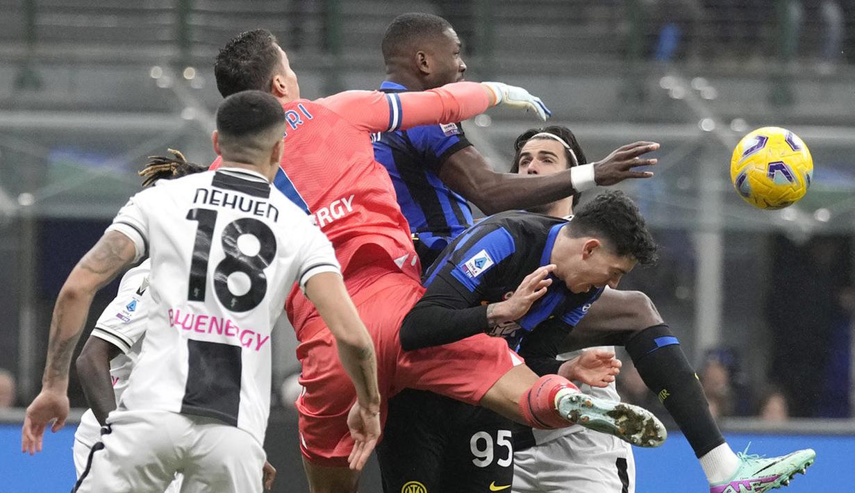 Pemain Inter Milan, Marcus Thuram, duel udara dengan kiper Udiniese, Marco Silvestri, pada giornata ke-15 Serie A 2023/2024 di Stadion Giuseppe Meazza, Milan, Minggu (10/12/2023). Berkat hasil ini, Inter kian perkasa di puncak klasemen dengan raihan 38 poin sementara kekalahan ini membuat Udinese tertahan di peringkat 15 dengan raihan 12 poin. (AP Photo/Antonio Calanni)