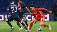 Gelandang Bayern Munchen, Leroy Sane berusaha melewati dua pemain PSG, Julian Draxler dan Abdou Diallo pada pertandingan leg kedua perempat final Liga Champions di Parc des Princes stadium, Paris, Selasa (14/4/2021). PSG menang agregat atas Munchen 3-3. (AFP/Franck Fife)
