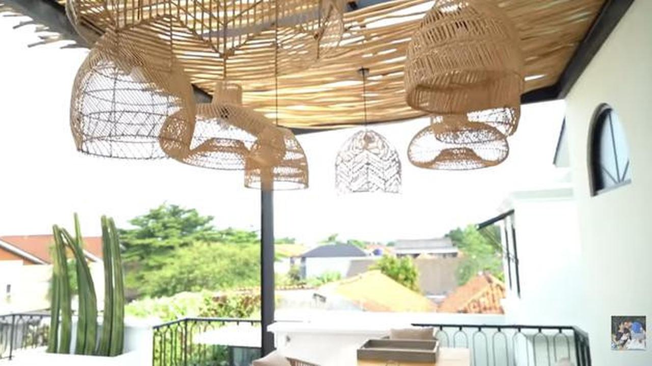 10 Potret Rooftop Rumah Shireen Sungkar, Nuansa Tropis Bali yang Bikin Betah