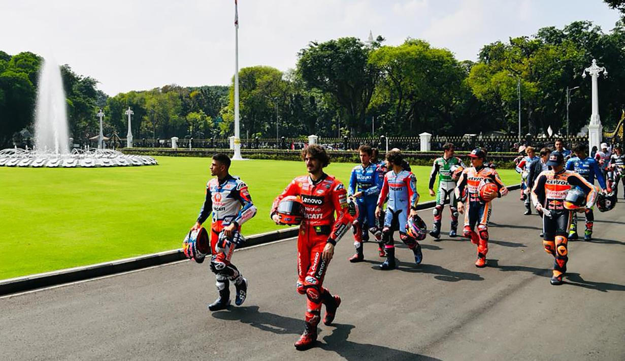 Para pembalap tiba di Istana Merdeka dengan mengenakan baju balap lengkap beserta motor yang akan dipergunakan untuk parade setelah acara selesai. (Biro Pers Sekretariat Presiden/Laily Rachev)