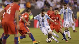 Pemain Argentina, Lionel Messi mencoba melewati para pemain Cile pada Final Copa America Centenario 2016 di Stadion MetLife, AS, Senin (27/6/2016). (Mandatory Credit: Adam Hunger-USA TODAY Sports)