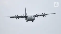Pesawat Super Hercules C-130J bersiap untuk mendarat di Lanud Halim Perdanakusuma, Jakarta Timur, Senin (6/3/2023). Pesawat ini merupakan yang pertama dari total lima unit yang akan datang secara bertahap dari pabriknya di Lockheed Martin, Marietta, Georgia, Amerika Serikat (AS). (merdeka.com/Iqbal S. Nugroho)