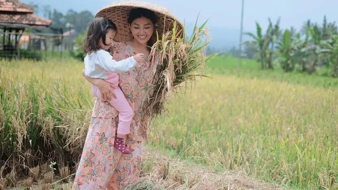 [Bintang] Dari Panen Padi Sampai Urus Anak, Gaya Sederhana Sarwendah Ini Buat Netizen Makin Cinta