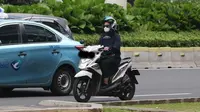 Pelanggaran lalu lintas di kawasan Semanggi. ©2022 Liputan6.com/Herman Zakharia